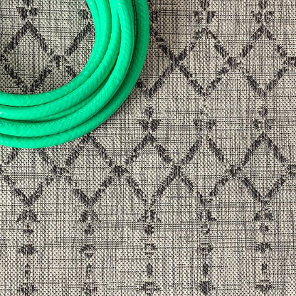 JONATHAN Y SMB108E-6R Ourika Moroccan Geometric Textured Weave Indoor/Outdoor Area Rug, Bohemian, Scandinavian for Bedroom, Kitchen, Living Room, Easy-Cleaning, Light Gray/Black, 6' Round